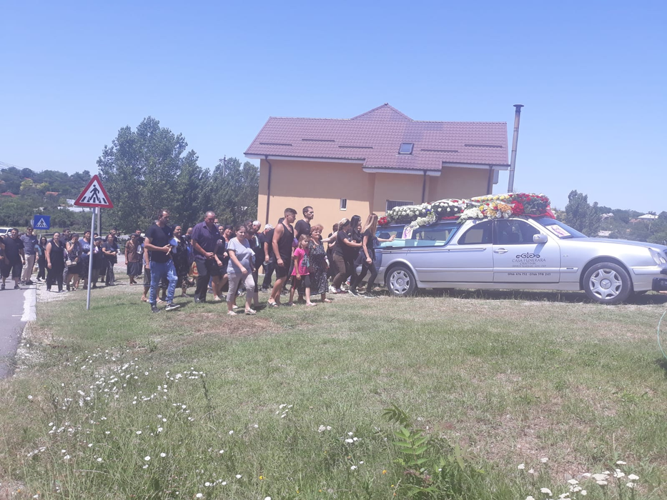 Primele imagini de la înmormântarea tinerei ucise în Bragadiru. Cum au îmbrăcat-o părinții pe Manuela Mustăţea