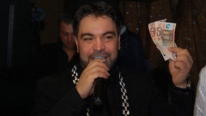 Minora lui Florin Salam, sarut pasional cu o bruneta! Daca artistul o vede pe "sotia lui" sigur face scandal