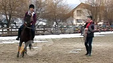 Concurentele de la Next Top Model au invatat sa calareasca