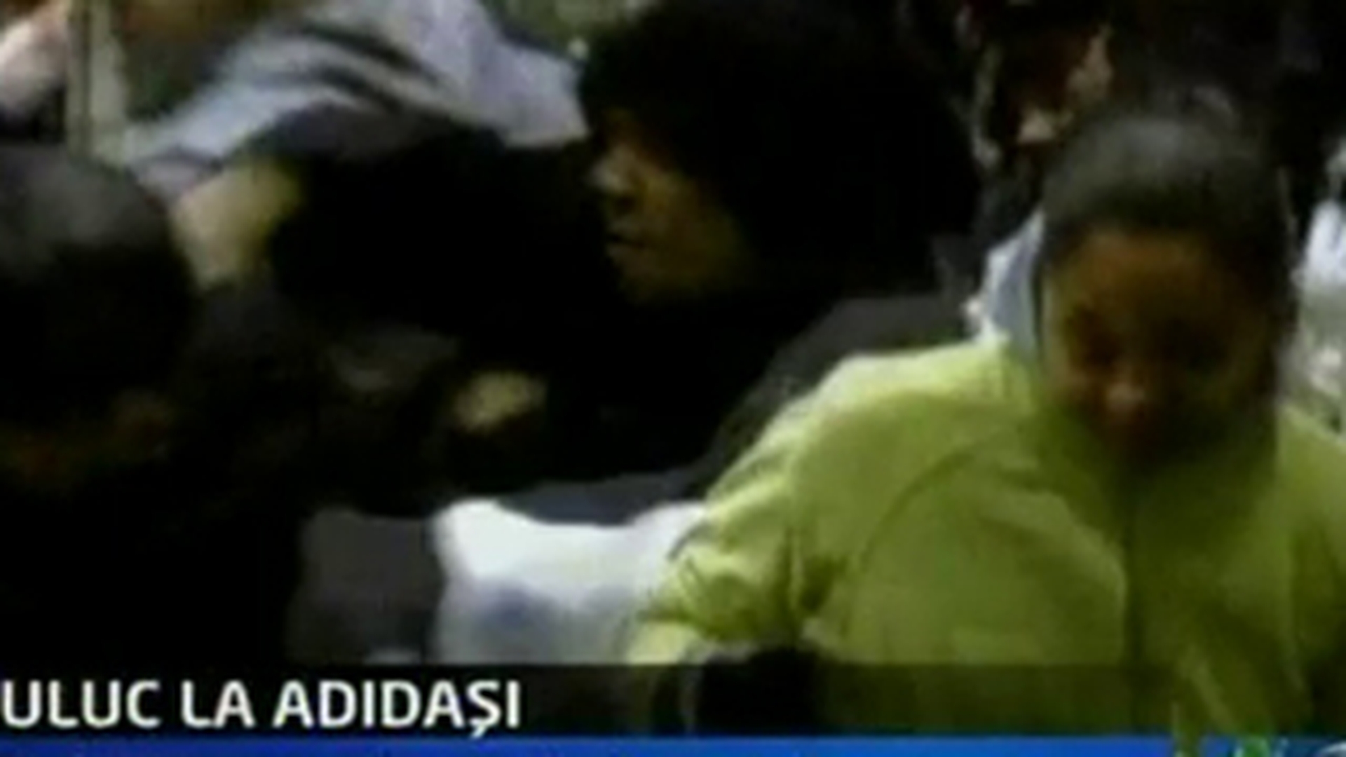VIDEO Mii de americani s-au calcat in picioare pentru niste adidasi! Vezi cum au devastat un magazin!