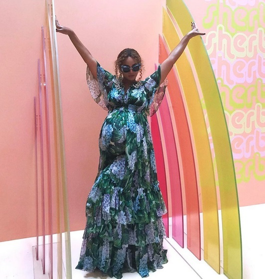 Beyonce a pozat goală! Cum arată fără haine artista însărcinată cu gemeni