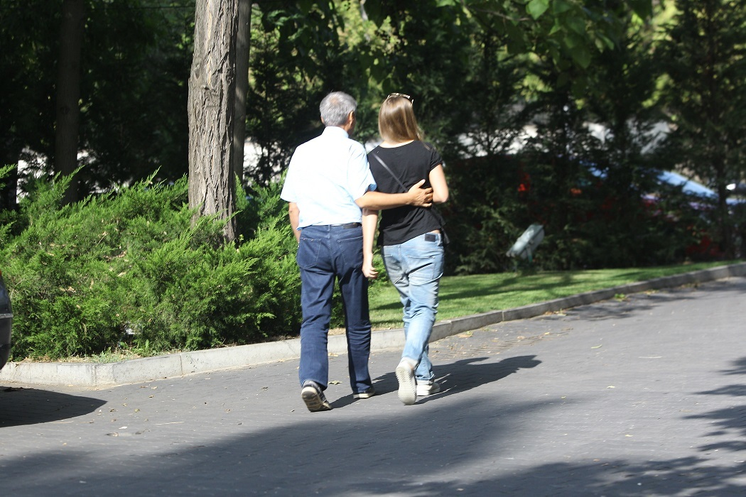 Dacian Cioloş, la plimbare prin Herăstrău, alături de "o prietenă din Zalău"