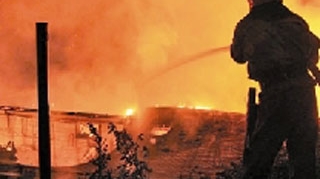 VIDEO Incendiu la Sibiu! 50 de chioscuri mistuite de foc