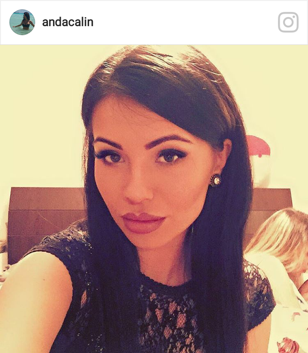 Detaliul din spatele selfie-ului făcut de Anda Călin! E adolescenta lui…