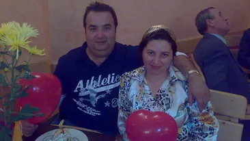 În timp ce Regina Sighişoara se coafa pe şezlong… Regele Cioabă şi prinţişorul s-au bălăcit printre ”muritori”!