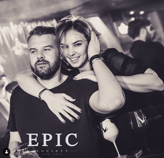 Roxana Ionescu s-a umplut de tatuaje înainte să nască. I-a făcut o declarație de iubire logodnicului ei, Tinu Vidaicu