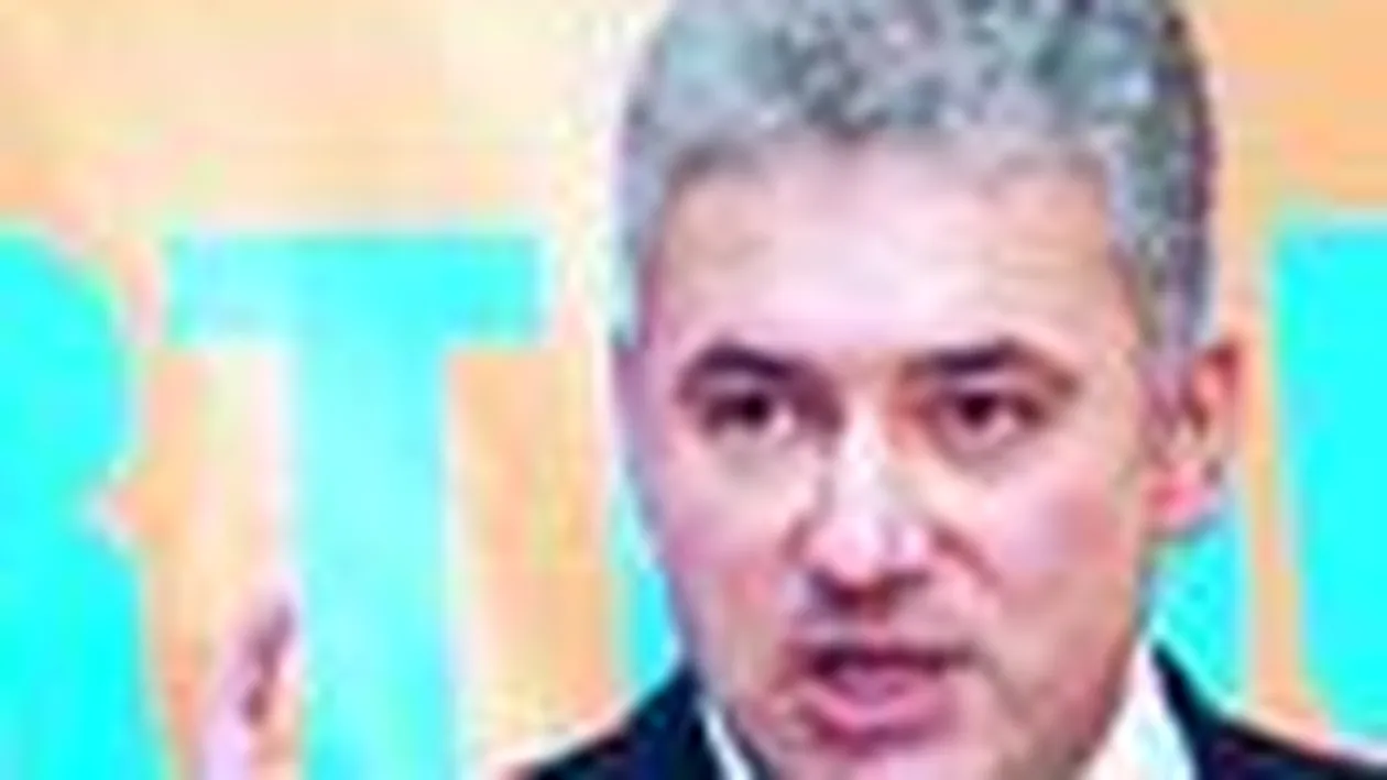 Adriean Videanu amaneteaza actiuni