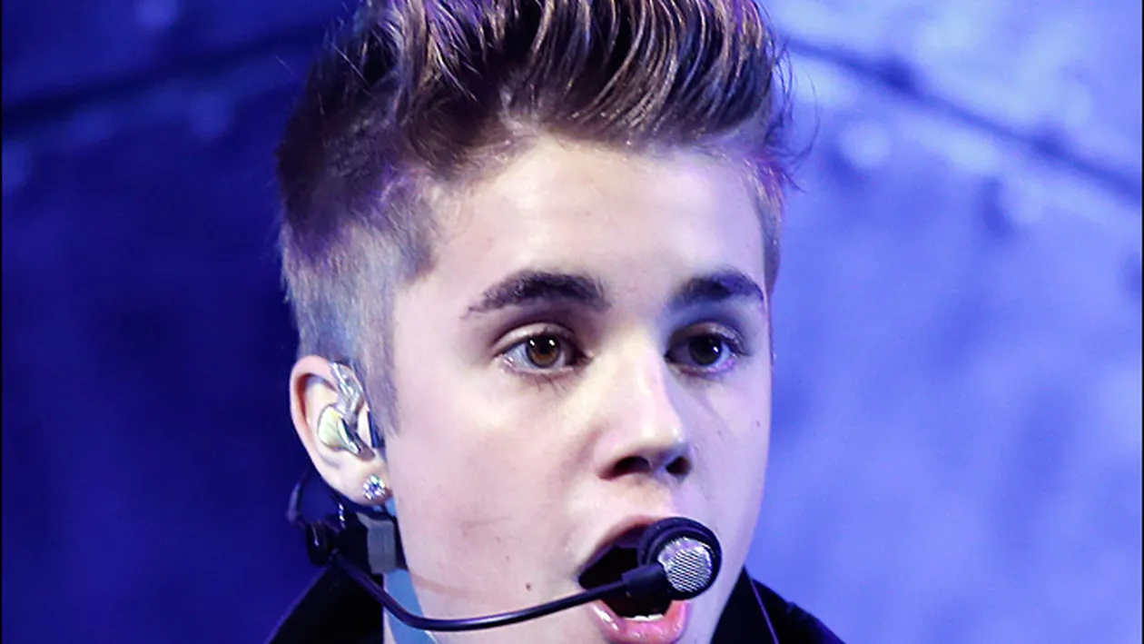 Ce mascul seducător s-a făcut Justin Bieber! Uite cum le-a înfierbântat pe fane de Revelion! Vi se pare sexy sau nu?