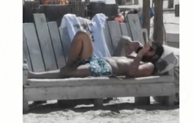 Cătălin Cazacu, la mare, cu telefonul la ureche