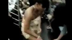 VIDEO Culmea penibilului: s-a facut de rusine la metrou! Vezi cum a reusit o tanara beata sa oripileze pe ceilalti pasageri!