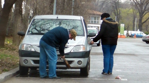 Curatenie "made in Romania": doi bucresteni isi spala masina in parc, cu bidonul!