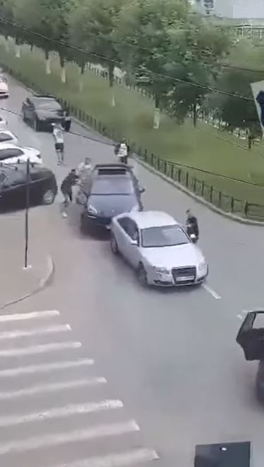 Scene extrem de violente în Craiova, unde două clanuri s-au bătut în trafic cu bâte și cuțite! Mai multe persoane au ajuns la spital