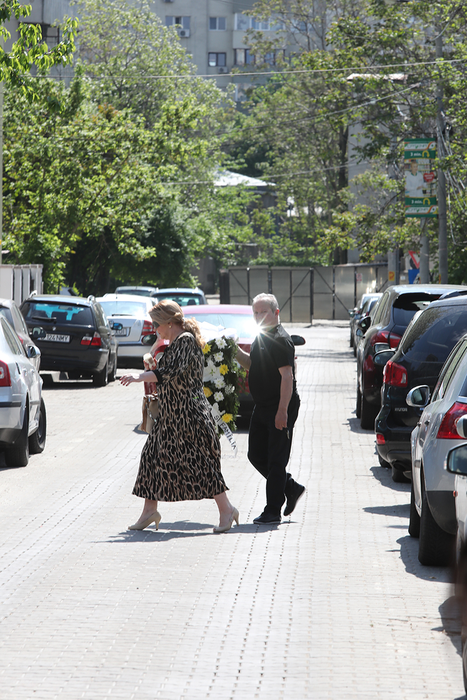 Maria Cârneci și soțul ei traversează către casa lui Nelu Ploieșteanu