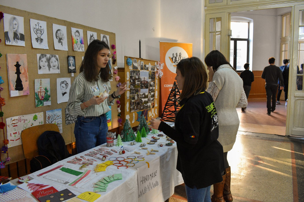 Târgul de obiecte handmade, organizat de elevi pentru colegii lor