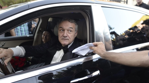 Polițiștii au deschis dosar penal după ce un bărbat a făcut scandal în fața casei lui Gigi Becali