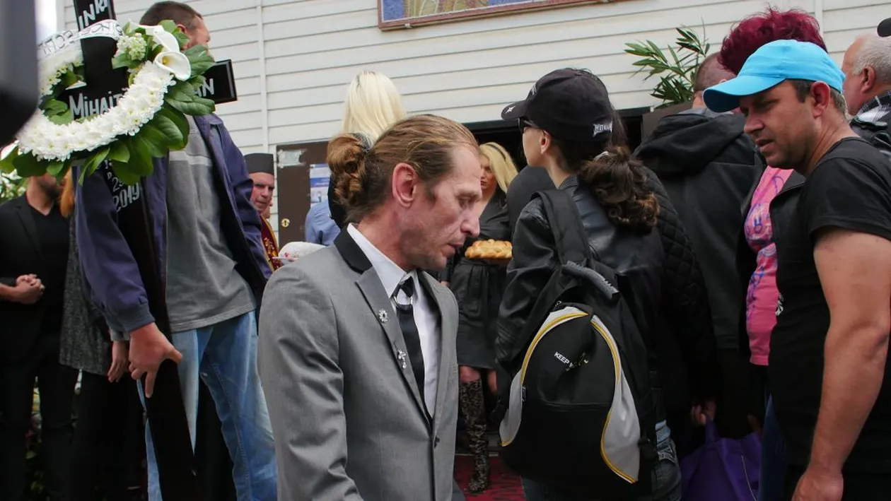 Cum a apărut Mircea Solcanu la înmormântarea lui Răzvan Ciobanu: și-a lăsat părul lung și e prins în coadă