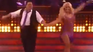 VIDEO Uite-o pe fiica-barbat a lui Cher cum se misca impreuna cu o blonda focoasa, la "Dansez pentru tine"