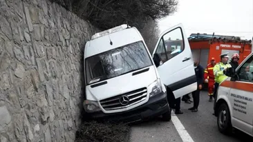 Microbuz plin cu copii, lovit în plin de o mașină aflată în depășire
