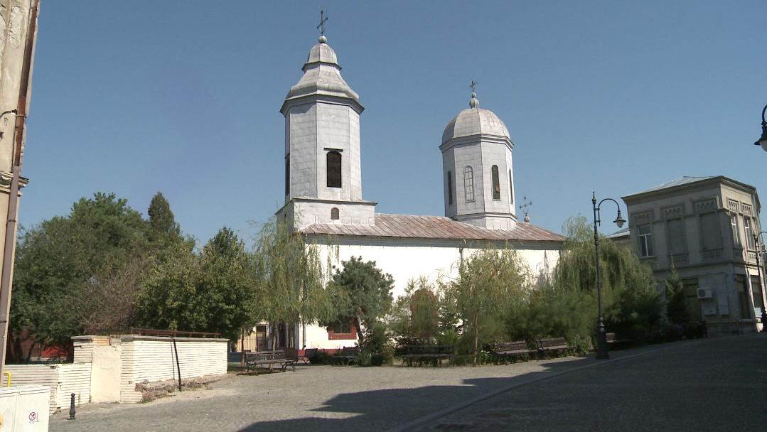 În fața bisericii Sf. Treime de pe strada Lipscani din Slatina, între anii 1880-1966, a existat frumoasa clădire a Cazinoului/Facebook/Aurelia Grosu