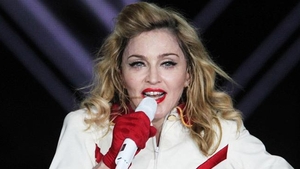 Madonna, "pedepsita" pentru ca a trimis SMS-uri la cinematograf! Vezi ce interdictie a primit cântăreaţa