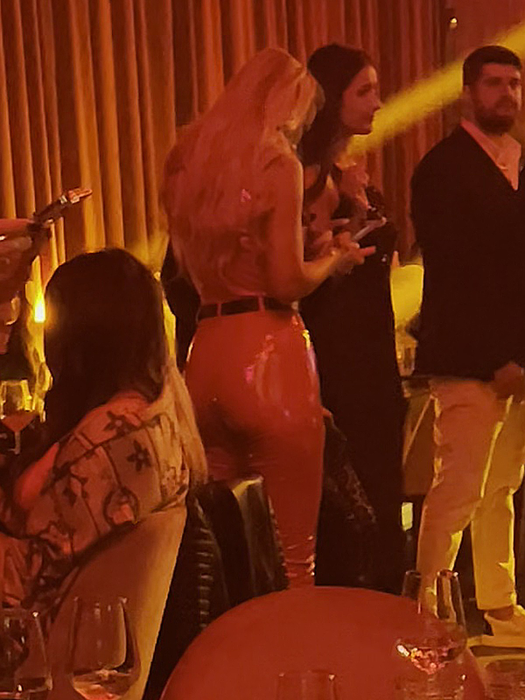 Ema Uta e foarte atentă la telefon (Foto: CANCAN.RO)