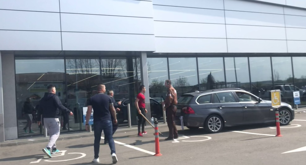 A fost bătaie cu bâte și lopeți în parcarea unui supermarket din Balș