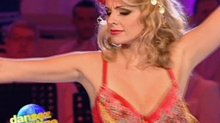 VIDEO Adi Minune a ajuns la "Dansez pentru tine"! Le-a cantat lui Catrinel Sandu si partenerului ei! Uite ce show au facut pe maneaua lui!