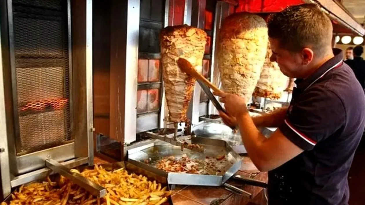 Ce salariu are un shaormar în 2026. Câți bani câștigă lunar