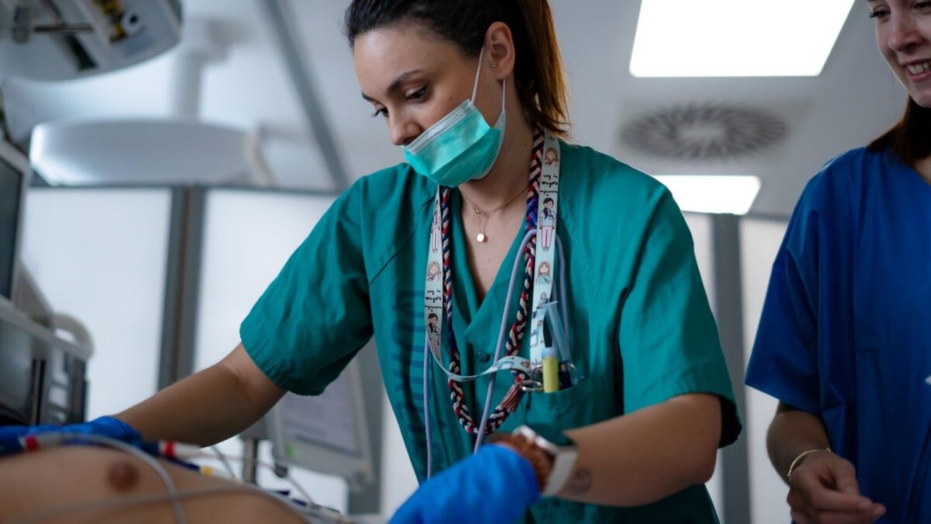 Salariu asistentă medicală 2026. Cât câștigă în România în comparație cu alte țări