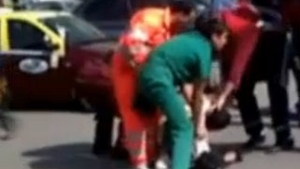 VIDEO Un barbat a muscat cadrele medicale care refuzau sa-l interneze