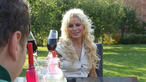 O asemenea combinatie, mai rar! Inselata de sot cu o ruda apropiata, “Blonda lui MRU” se apropie de... Naomi
