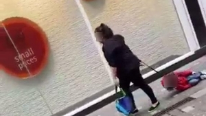 Femeie filmată târându-şi propriul copil cu lesa, pe stradă! Trecătorii au privit-o şocaţi: „Nu sunt o mamă rea!”