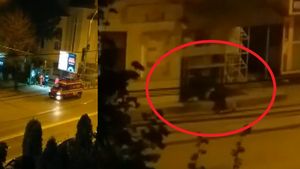 Scene pline de cruzime la Piatra Neamț. Un om a stat căzut în stradă de ore bune fără ca nimeni să intervină