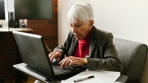 Ce a pățit o pensionară de 72 de ani, după ce s-a cuplat pe WhatsApp cu un "bărbat frumos". Zilele trecute, a aflat cine era "iubitul" ei, de fapt