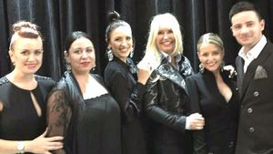 Oana Roman nu a putut sta acasă. Cum s-a afişat vedeta la inaugurarea magazinului Philipp Plein