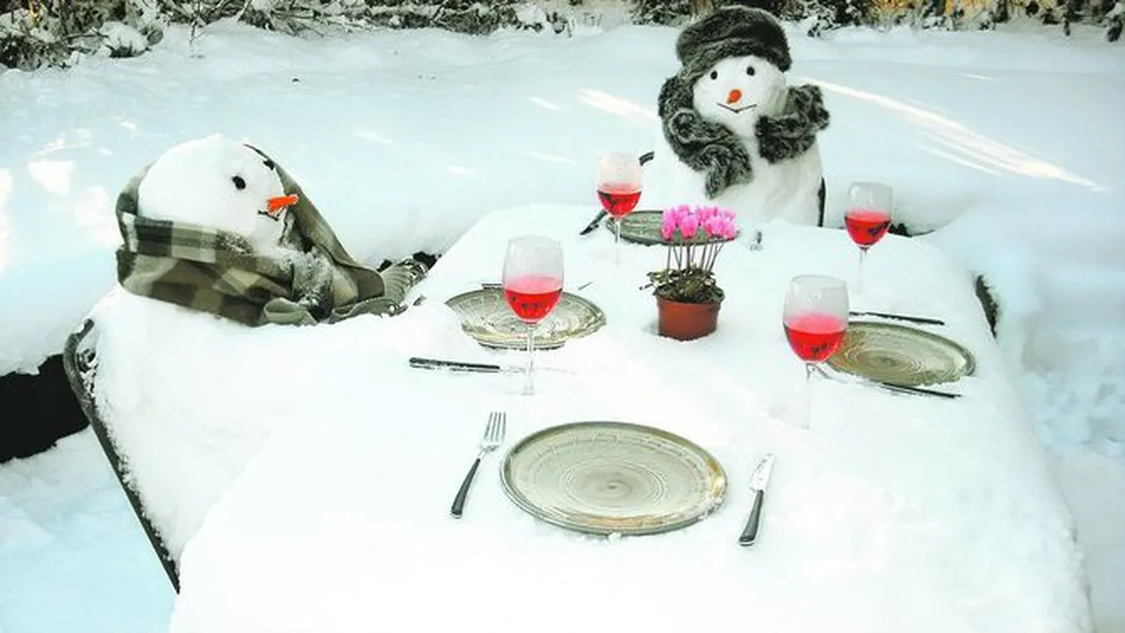 Masa festiva pentru oameni de zapada