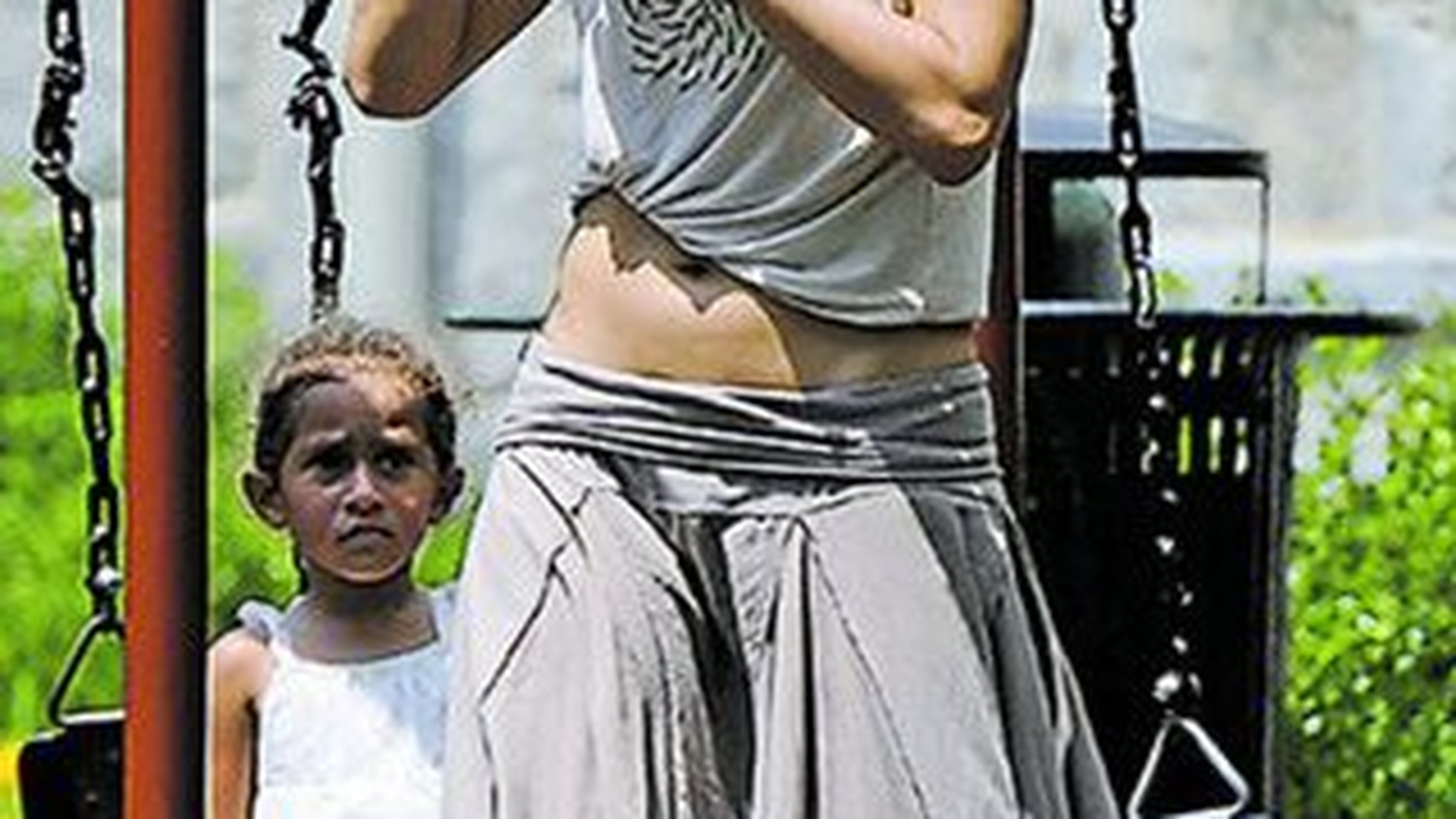 Jennifer Lopez si-a gasit de joaca in parc! Ca o fetita, la 42 de ani