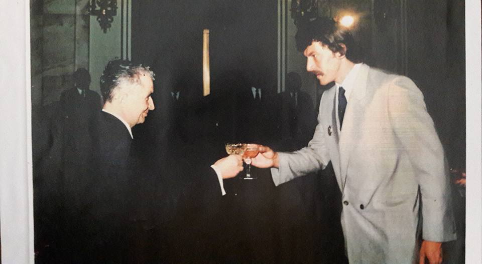 Helmuth Duckadam ciocnește un pahar de șampanie cu Nicolae Ceaușescu, după miracolul de la Sevilla