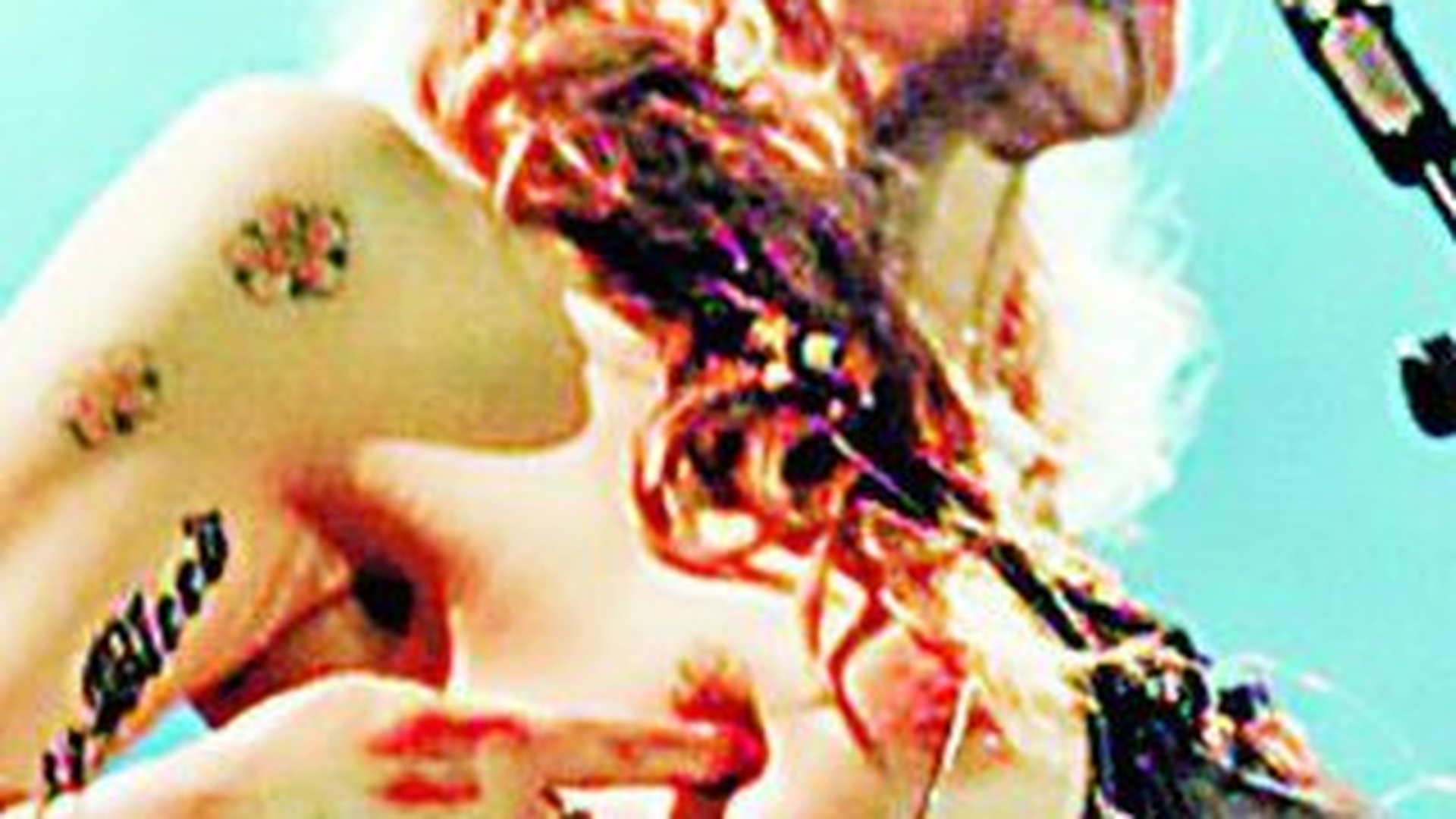 Courtney Love a facut striptease pe scena. Jos textila!