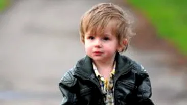 Are doi ani si este orb! Oamenii ii lovesc bastonul crezand ca este o jucarie