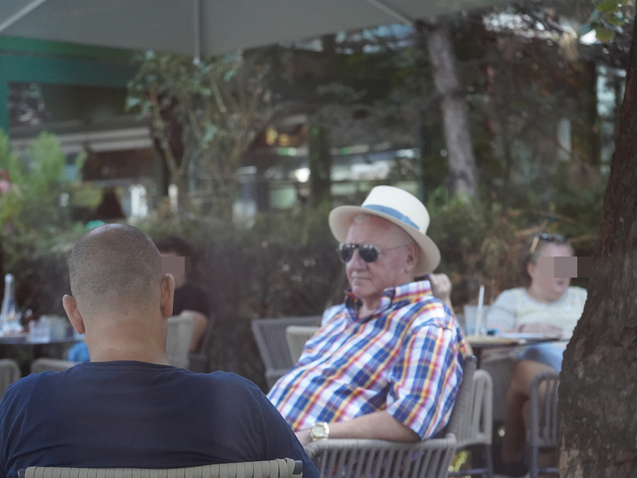 Dumitru Dragomir, relaxare alături de un amic (Foto: CANCAN.RO)