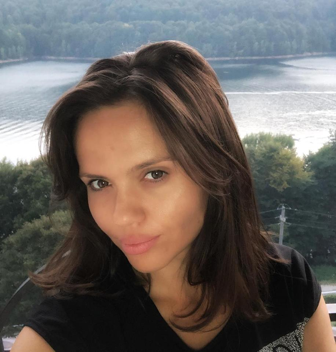 Cristina Șișcanu, criticată după ce a purtat o rochie cu un decoleu generos: “Faci ce faci şi arăţi părţile ruşinoase!”