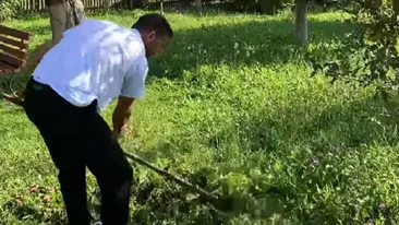 VIDEO. Mihai Morar își încearcă talentul la cosit