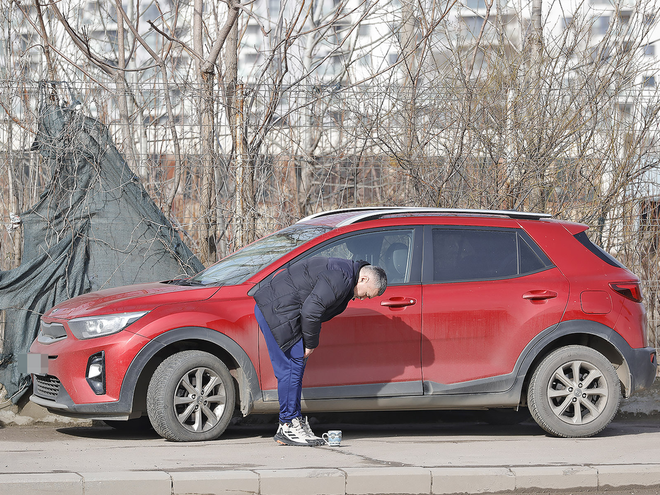 A lăsat cana jos, apoi și-a tras căciula pe cap dintr-o mișcare