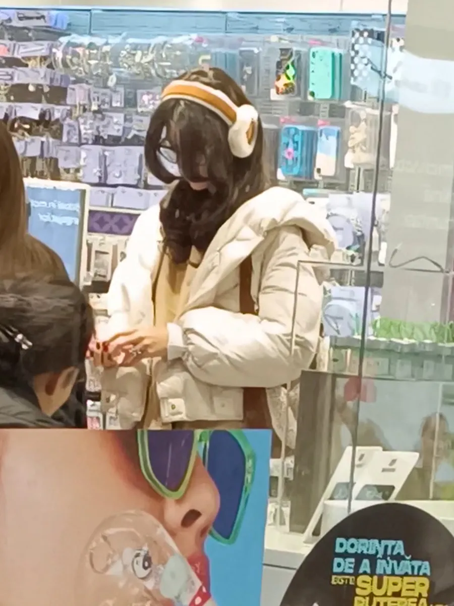 Cleopatra Stratan se uită la un portofel roz