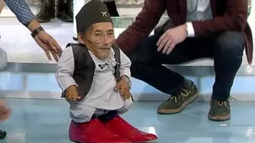 Cum arata cel mai scund om din lume langa Roxana Ciuhulescu: Te rog sa nu te uiti sub fusta mea