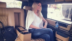 Bianca Drăgușanu, prima apariție publică, după ce a fost fotografiată azi-noapte cu un alt bărbat