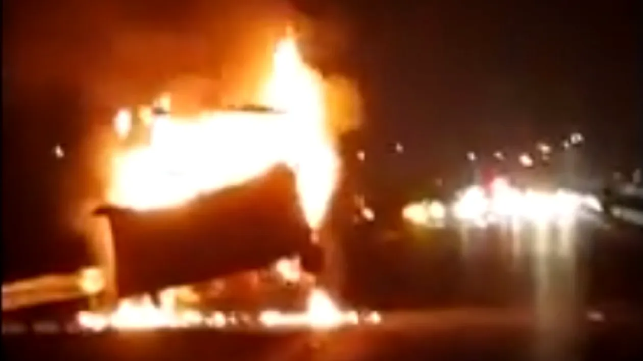 VIDEO. Utilaj cuprins de flăcări pe A2, între Constanţa și Bucureşti!