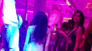 I-a dat cartonas rosu iubitului si a iesit din nou la agatat! Pamfile si-a scos posteriorul ”la licitatie” intr-un club de fite!