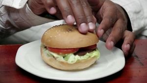 A mâncat gratis la un fast-food, timp de un an. Cum i-a păcălit un student pe angajații restaurantului